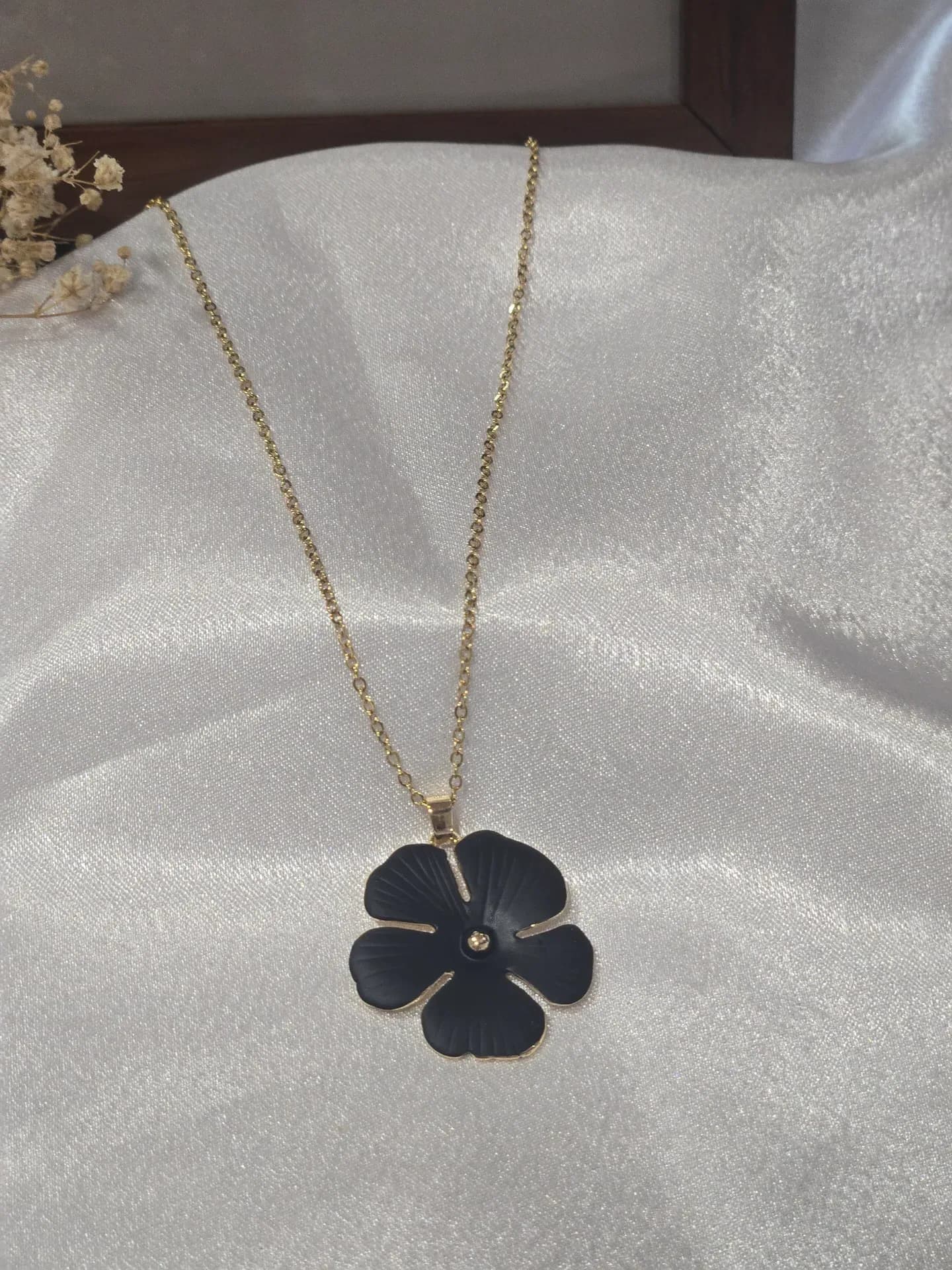 AntiTarnish Black flower pendant neckk chain